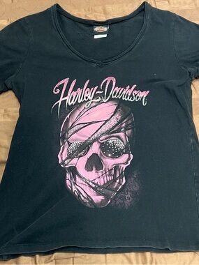 Harley-Davidson Black Tee with Pink Skull Graphic